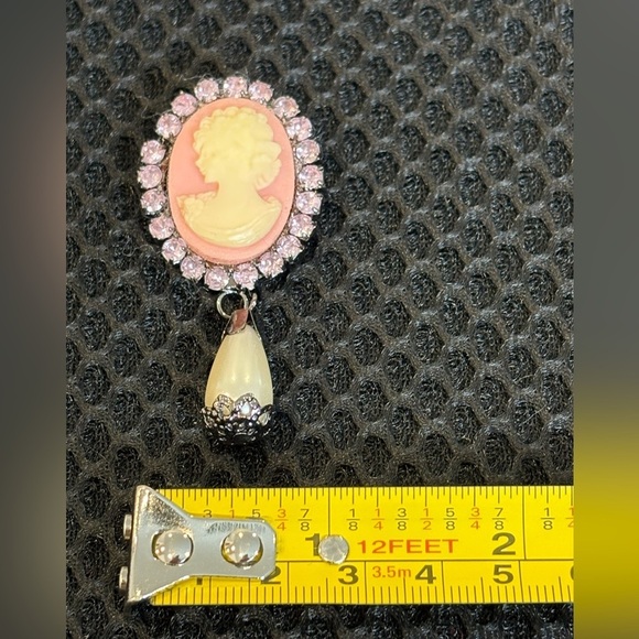 Vintage Cameo Brooch Pin with Sparkling Pink Rhinestones - Picture 8 of 9
